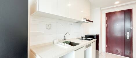 Standard Apartment | Private kitchen | Cookware/dishes/utensils