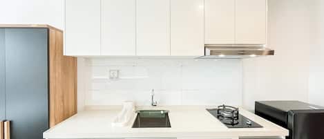 Standard Apartment | Private kitchen | Cookware/dishes/utensils