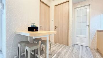 Standard-Apartment | Essbereich im Zimmer