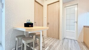 Standard-Apartment | Essbereich im Zimmer