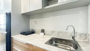 Standard Apartment | Private kitchen - Restful And Modern Studio At Collins Boulevard Apartment (Tangerang)