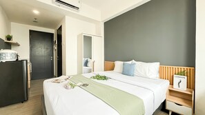 Standard Apartment | Bed sheets - Modern Look Studio Room At Collins Boulevard Apartment (Tangerang)