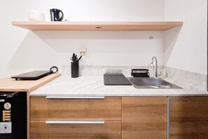 Private kitchen - Modern And Bright Studio Apartment Collins Boulevard (Tangerang)
