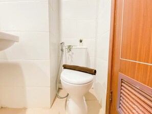A bathroom with a toilet, a shower, and a sink. - Ivory Nest 1Br At Vittoria Residence Apartment (Jakarta)