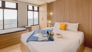 Ein modernes Hotelzimmer mit einem großen Bett, Blick auf die Stadt durch das Fenster und einer Wand aus Holzpaneelen.