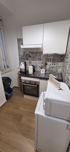Fridge, microwave, oven, coffee/tea maker - Maison Luisa  (Pozzuoli)