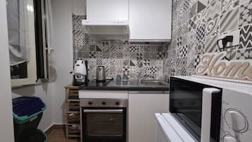 Jääkaappi, mikroaaltouuni, uuni, kahvin-/teenkeitin