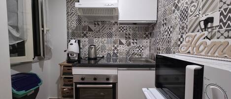 Kühlschrank, Mikrowelle, Ofen, Wasserkocher mit Kaffee-/Teezubehör