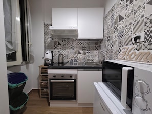 Fridge, microwave, oven, coffee/tea maker - Maison Luisa (Pozzuoli)