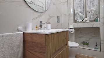 Doccia, asciugacapelli, bidet, asciugamani