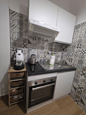 Fridge, microwave, oven, coffee/tea maker - Maison Luisa  (Pozzuoli)