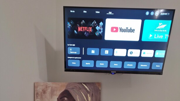 Seinälle asennettu litteänäyttöinen televisio, jossa näkyy suoratoistopalveluiden sisältöä.