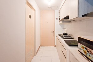 Private kitchen - Minimalist And Restful Studio At Tokyo Riverside Pik 2 Apartment (Teluknaga)