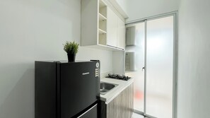 Private kitchen - Simply Look 1Br At Vittoria Residence Apartment (Jakarta)