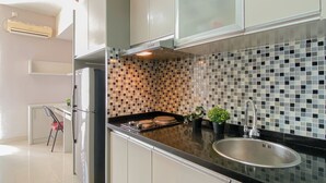 Apartemen Deluks | Dapur pribadi | Lemari es, kompor, penanak nasi, dan peralatan masak/sendok-piring
