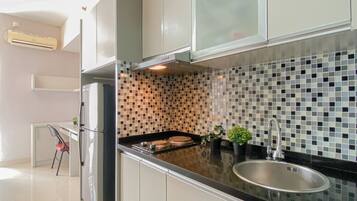 Apartamento Deluxe | Cocina privada | Frigorífico, placa de cocina, arrocera y utensilios de cocina
