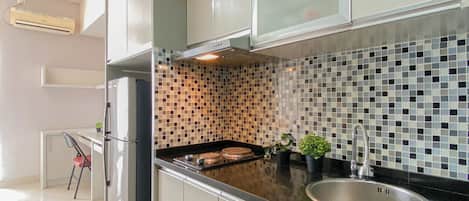 Deluxe Apartment | Private kitchen | Fridge, stovetop, rice cooker, cookware/dishes/utensils