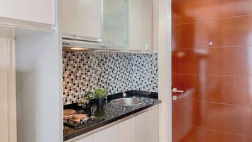 Deluxe Apartment | Private kitchen | Fridge, stovetop, rice cooker, cookware/dishes/utensils
