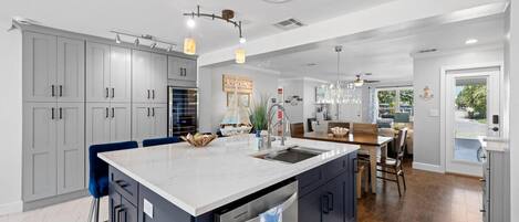 電子レンジ、オーブン、コンロ、食器洗い機