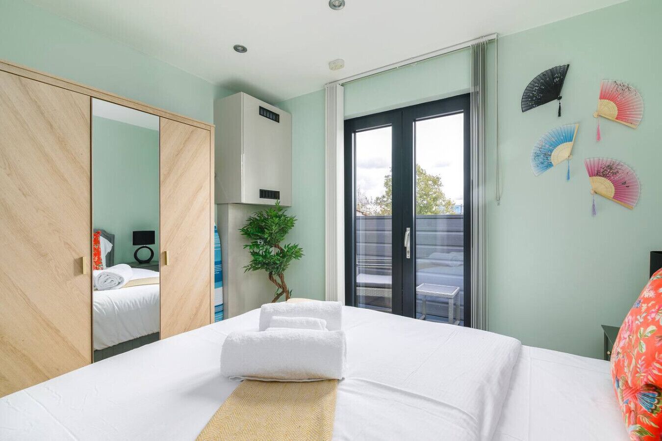 1 habitación, escritorio, tabla de planchar con plancha y cuna de viaje 