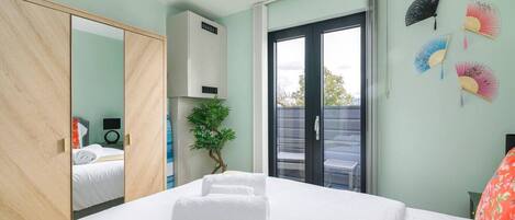 1 habitación, escritorio, tabla de planchar con plancha y cuna de viaje