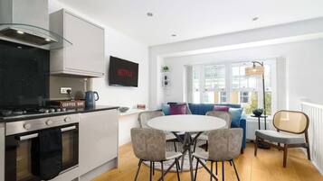 Coffee/tea maker, fridge, microwave, oven