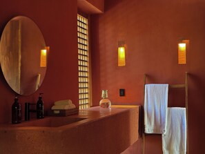 Shower, towels, soap, shampoo - Caiman Puerto – Barefoot Luxury Villas & Houses (Santa María Colotepec)
