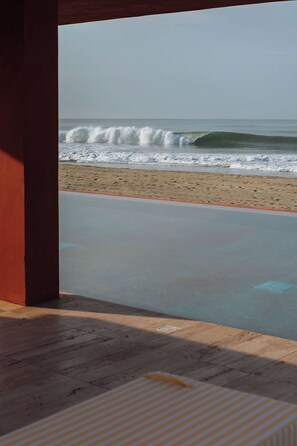 حمّام سباحة خارجي، مظلات على حمّام السباحة، مقاعد للتشمس