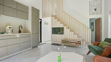 Smart TV, fireplace, stereo