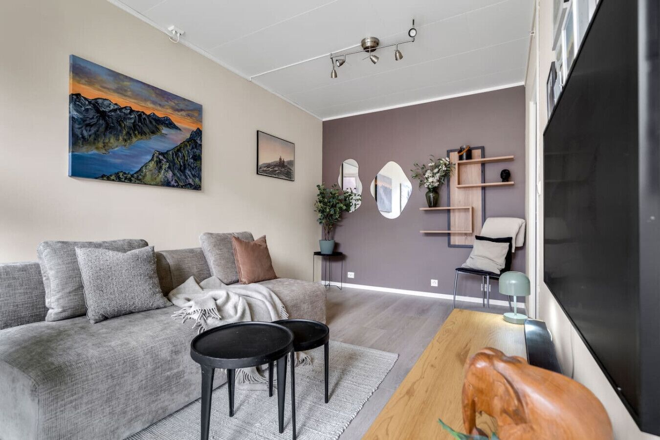 Een televisie en een stereo