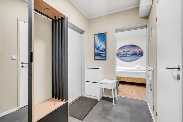 Una scrivania, Wi-Fi, lenzuola