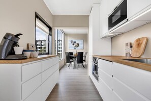 Een koelkast, een magnetron, een oven, een kookplaat