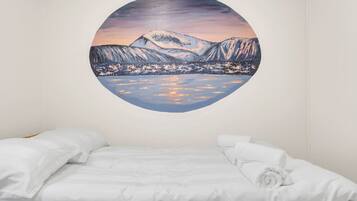 2 bedrooms, desk, WiFi, bed sheets