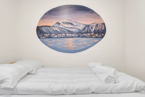 2 bedrooms, desk, WiFi, bed sheets