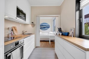 Frigorifero, microonde, forno, piano cottura