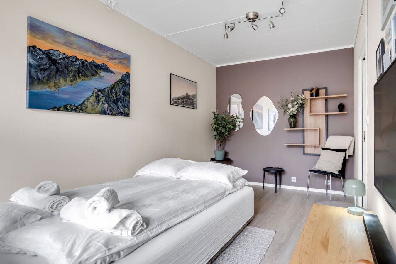 2 bedrooms, desk, WiFi, bed sheets