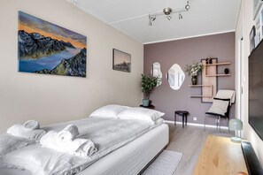 Desk, WiFi, bed sheets