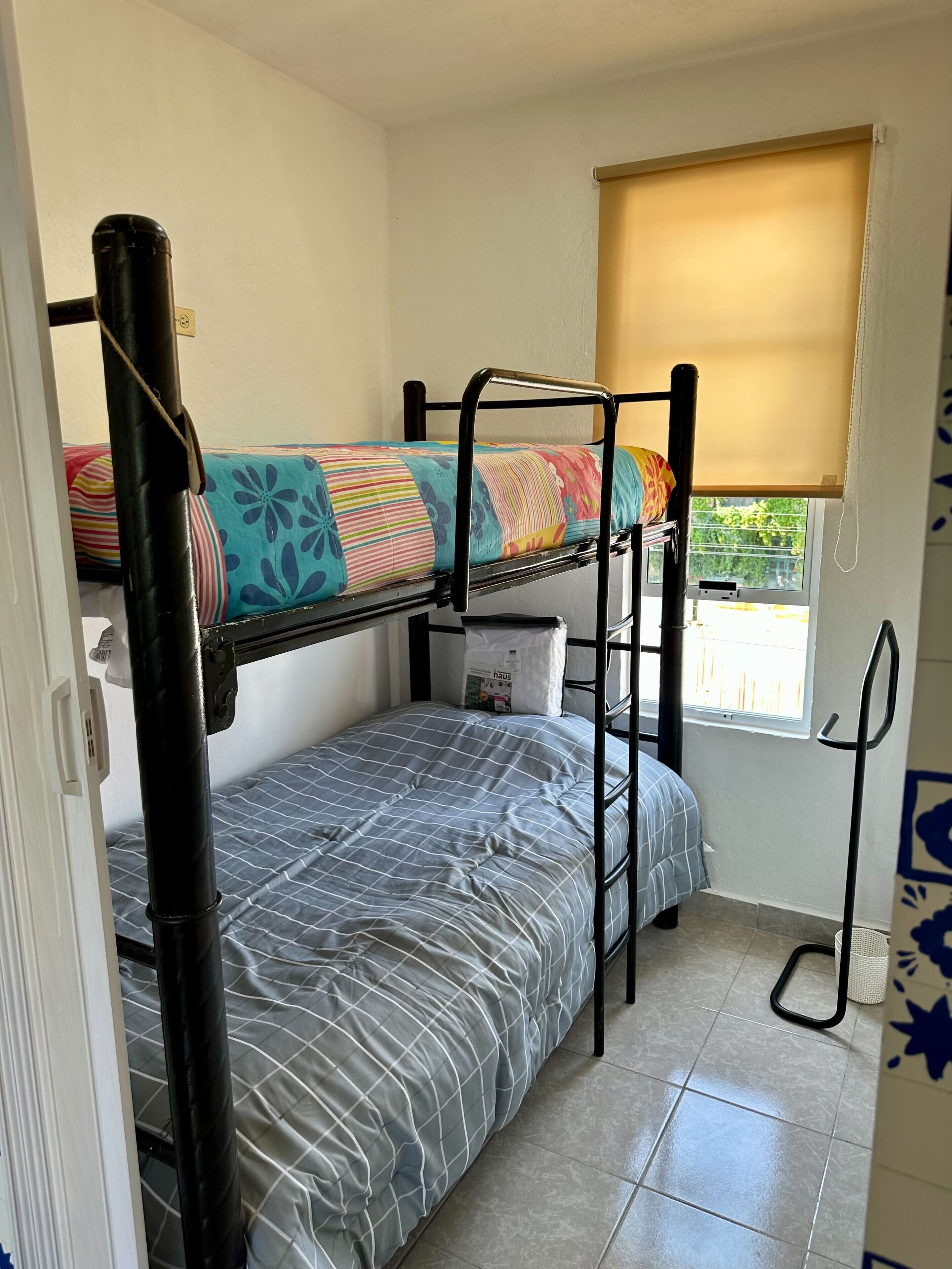 2 makuuhuonetta, silitysrauta/-lauta, ilmainen Wi-Fi, vuodevaatteet