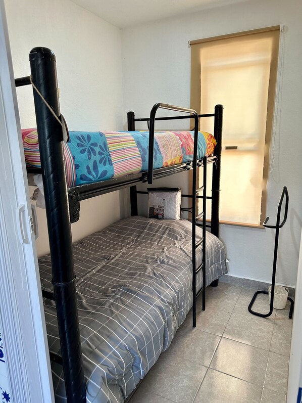 2 عدّة غرف نوم ومكواة/لوح كي وواي فاي مجانًا وملاءات أسرّة