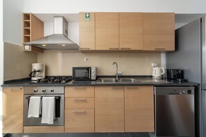 Réfrigérateur, micro-ondes, four, plaque de cuisson