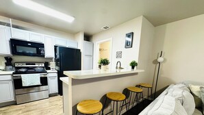 Wasserkocher mit Kaffee-/Teezubehör, Kühlschrank, Mikrowelle, Ofen