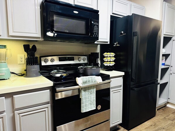 Micro-ondes, four, plaque de cuisson, lave-vaisselle