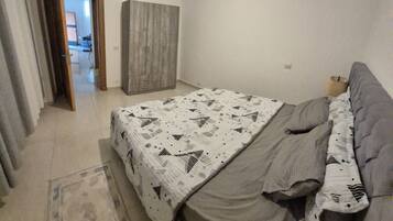 Departamento Confort | Cortinas blackout, insonorización y tabla de planchar con plancha