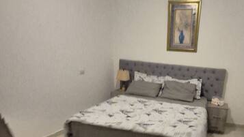 Comfort-Apartment | VerdunkelungsvorhĂ€nge, schallisolierte Zimmer, BĂŒgeleisen/BĂŒgelbrett