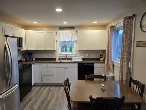 Bright 2-Bedroom Apartment Near Downtown Thomaston