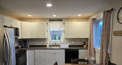 Bright 2-Bedroom Apartment Near Downtown Thomaston