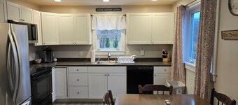 Bright 2-Bedroom Apartment Near Downtown Thomaston