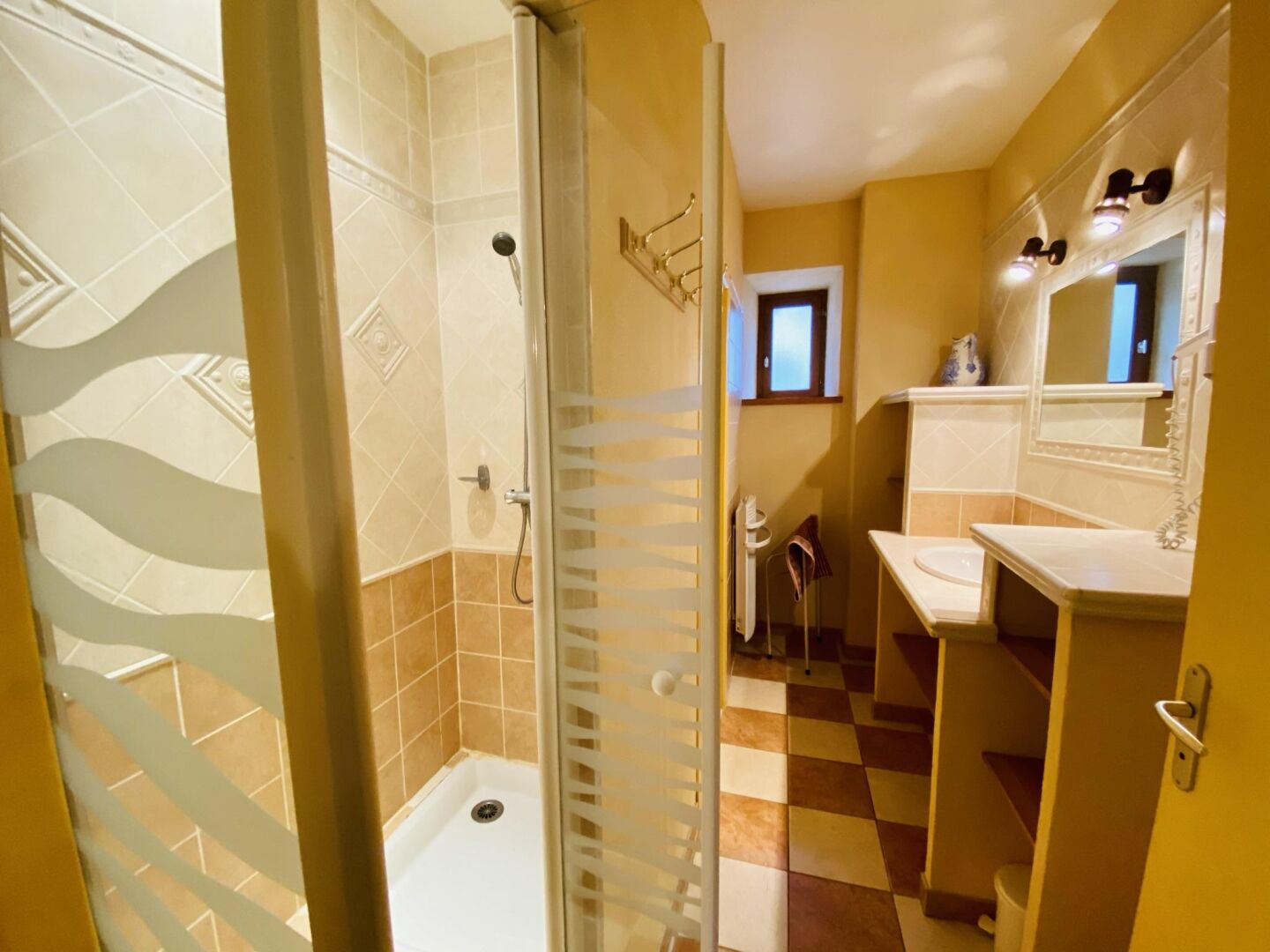 Ein Badezimmer mit Dusche, Waschbecken und Spiegel.