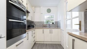 Réfrigérateur, micro-ondes, four, cafetiÚre/bouilloire