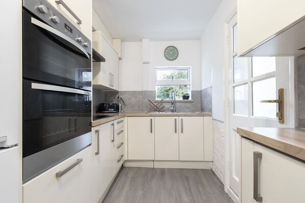 Réfrigérateur, micro-ondes, four, cafetière/bouilloire